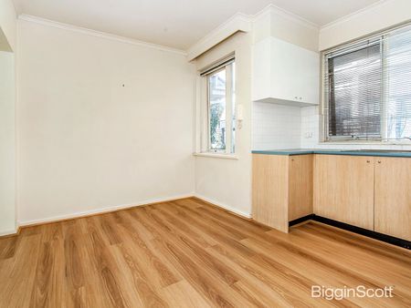 Spacious Three Bedroom Apartment Moments from Gardiner Station - Photo 2