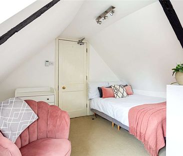 Spacious top floor studio apartment in central Winchester with allocated parking for one car. - Photo 1
