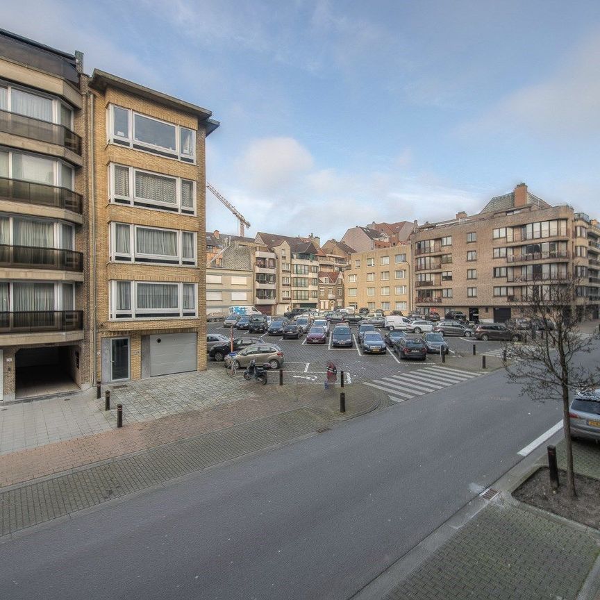 Ongemeubeld appartement, zeer centraal gelegen aan de zonnekant van de Leopoldlaan, vlakbij de zeedijk. - Photo 1