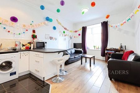 4 bedroom flat to rent - Photo 2