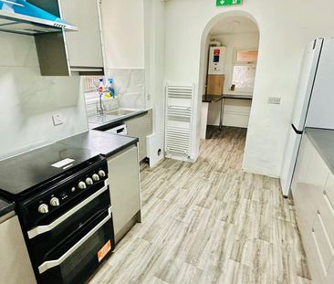 4 bedroom terraced house to rent - Photo 6