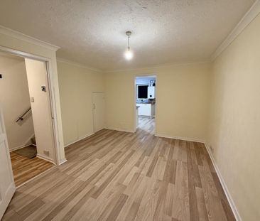 3 bedroom end of terrace house to rent - Photo 4