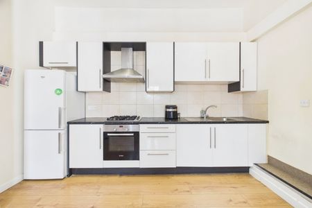1 bedroom Flat in Camp Road, Farnborough - Photo 2