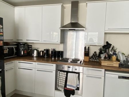Furnished Double Room West London with great transport links and amenities at the door step, near Brentford Football Stadium, Chiswick, Kew, Ealing, Kensington. - Photo 3