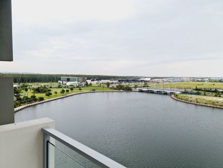 Stunning Top Floor 2 Bedroom Apartment with Lake and Ocean Views - Photo 4