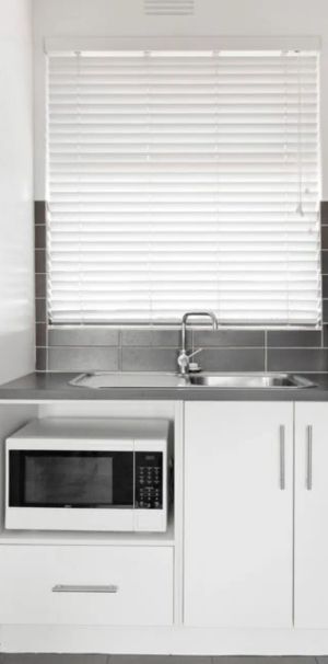 Top-Floor Spacious Apartment in Prime Richmond Location with small car space *NOTE INDUCTION COOKTOP INSTALLED* - Photo 1