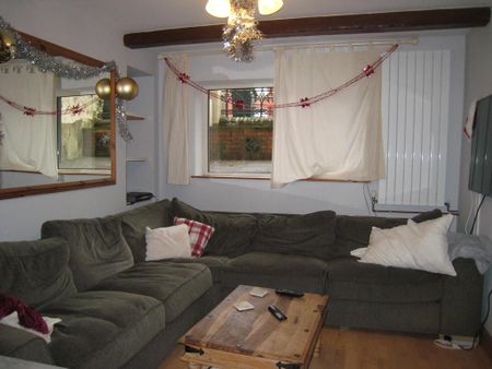 4 bedroom semi-detached house to rent - Photo 2