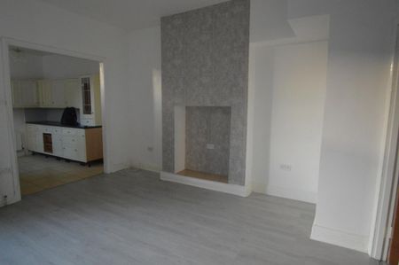 2 bedroom ground floor flat to rent - Photo 2
