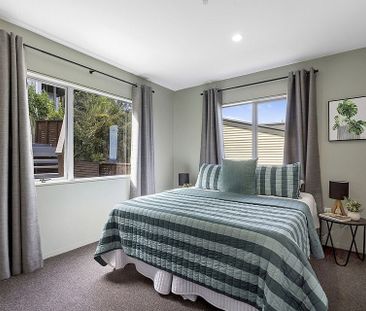 Spacious sunlit 3 bedroom home with stunning views - Photo 6