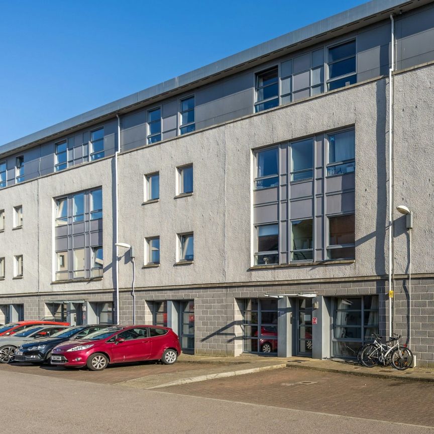 Flat to rent on - Photo 1