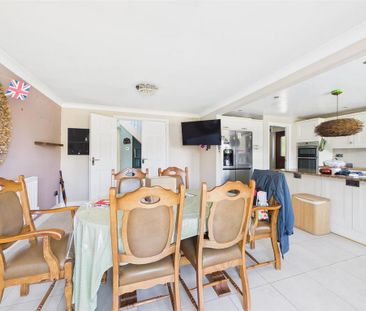 4 bedroom detached house to rent - Photo 4