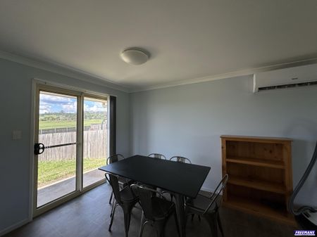 FURNISHED MODERN 4 BEDROOM, FULLY SERVICED, DOUBLE GARAGE, FENCED YARD! - Photo 5
