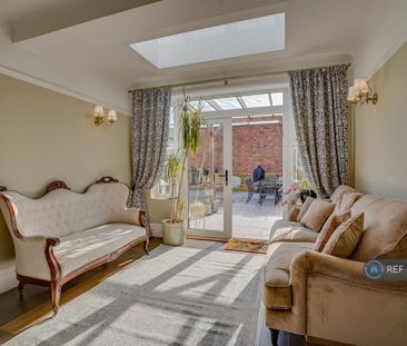 5 bedroom semi-detached house to rent - Photo 2