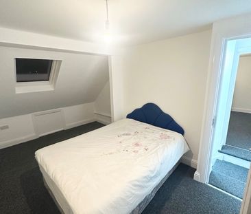 2 Bed Terraced House, Kingswood Road, IG3 - Photo 5