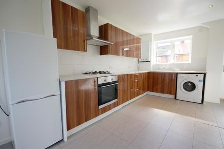 3 Bedroom House - Mid Terrace To Let - Photo 4