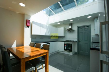 6 bedroom terraced house to rent - Photo 4