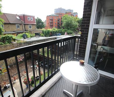 Double Room to rent in a Four Bedroom Flat Share- E14 - Photo 3
