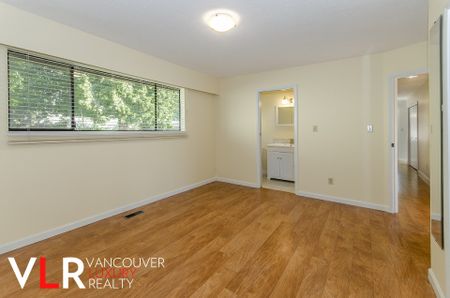 None in North Vancouver, BC - Photo 3