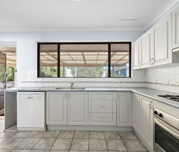 Spacious Family Home Backing onto Marri Reserve - Photo 4