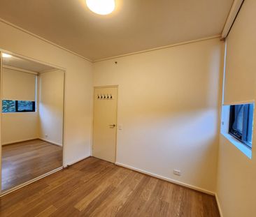 Timber Floored Two(2) Beds Two(2) Baths Plus Study - Washington Par... - Photo 4