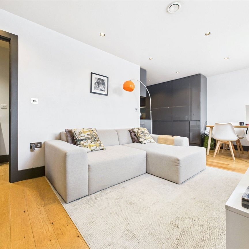 High Street, Hampton, TW12 - Photo 1