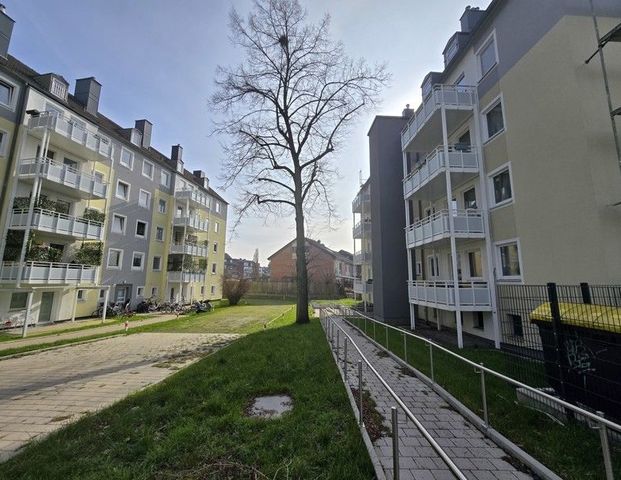 Tolle 2-Zimmer-Wohnung in zentraler Lage in Bilk - frisch saniert, mit Aufzug und Balkon - Foto 1