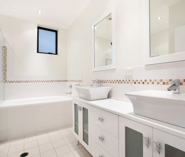 Spacious Townhouse Living in a Boutique Randwick Setting - Photo 4