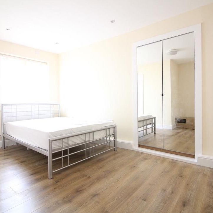 Riverview Gardens, Twickenham - Photo 1