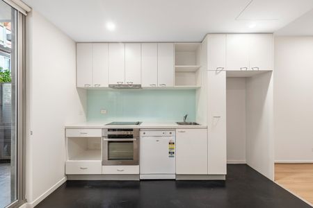 “Beachside Bliss – Steps from the Sand & Bay Street Cafés!” - Photo 2