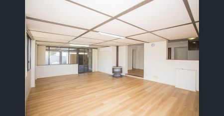 Move-In Ready Family Home! - Photo 2