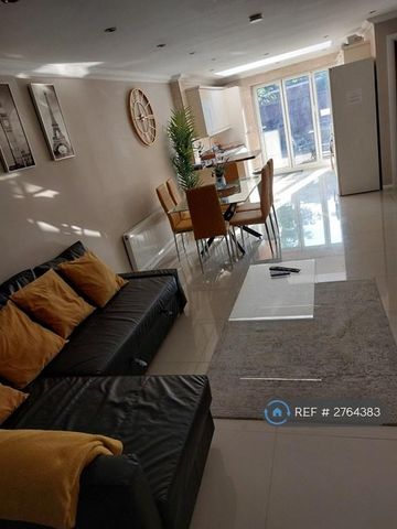 3 bedroom terraced house to rent - Photo 2