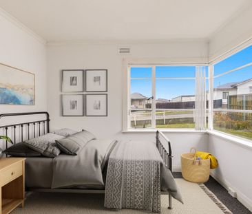 Spacious 3 Bed Home on Large Block - Photo 4