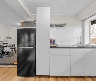 Beautifully Renovated Clayfield Home with Dual Living & Entertainer... - Photo 4