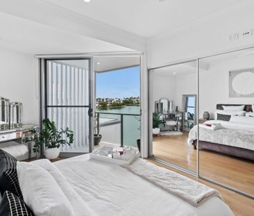 Elegant Waterfront Townhouse in the Heart of Emerald Lakes - Photo 4