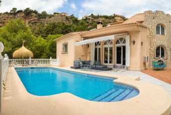 Villa for rent in Cumbre del Sol with 5 bedrooms