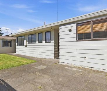 Greerton Family Home - 3 Bedrooms - Photo 2