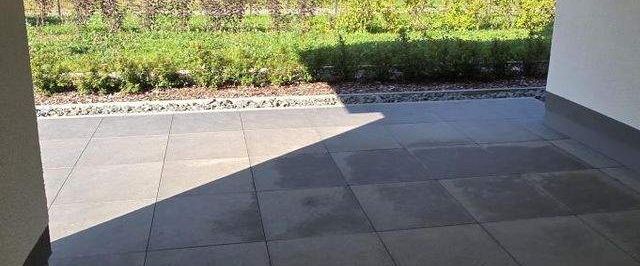 Attraktiver Neubau, Traumausstattung, große Terrasse, ruhige Lage mit viel Grün! - Photo 1