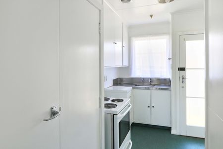 Sunny bedsit in a park - Photo 4