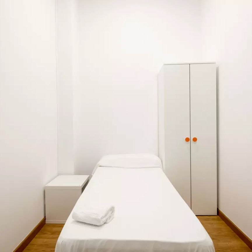 Room in a shared 11-bedroom apartment for rent in El Gòtic, all bills included. - Photo 1
