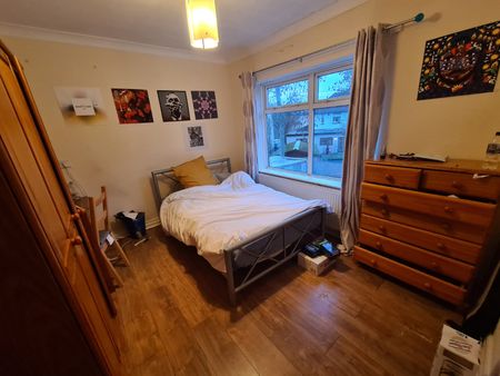 4 Bed - 52 Eden Drive, Burley, Leeds - LS4 2TN - Student - Photo 3