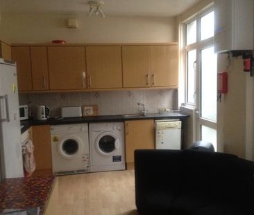 6 Bed house avaialble off North Road East - Photo 4