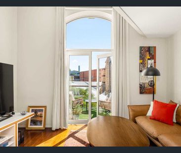 Stylish, Light-Filled Apartment with High Ceilings & Flexible Living - Photo 4