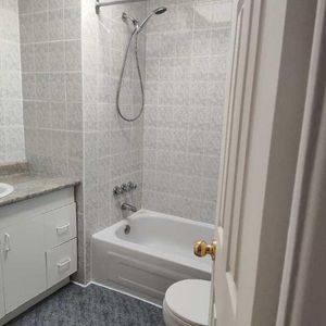 4 1/2 St. Leonard Viau/Lavoisier $1500 - Photo 2