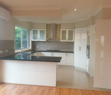 NEAT TWO-BEDROOM TOWNHOUSE IN A PRIME LOCATION! - Photo 5