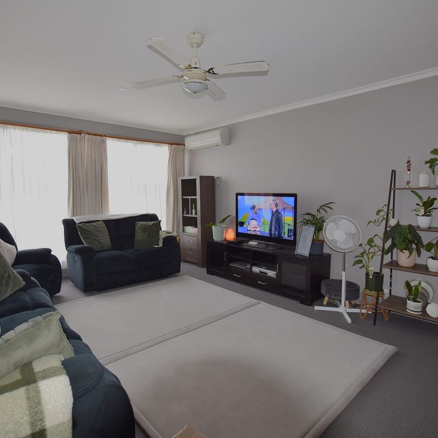 RENTERS WANTED... - Photo 1