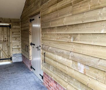 2 bedroom character property to rent - Photo 2