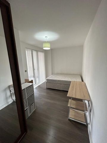 3 Bed Flat, Olympic Park Avenue, E20 - Photo 3