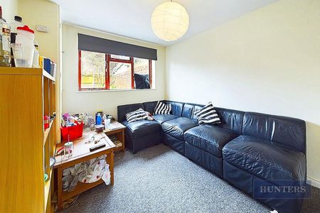 5 bedroom House To Let - Photo 2