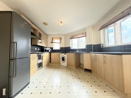 2 Bedroom Flat - First Floor To Let - Photo 2