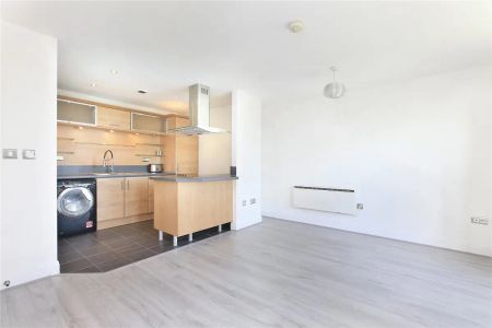 2 bedroom flat in 18 Lombard Road - Photo 3